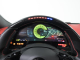 ステアリングホイールのLEDは最適なシフトタイミングをドライバーに知らせてくれます。