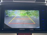 後方の映像とガイドラインを画面で確認でき、駐車時の後方確認をサポートします。周囲との距離感をつかむ目安として、車庫入れや切り返しの際に役立ちます。