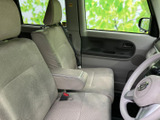 明るい色合いのシートと落ち着いた内装が、運転席まわりをやさしい雰囲気にまとめています。窓からの視界も広く、ゆったりと座って過ごせる空間です。