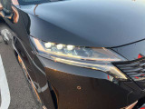 対向車がいてもハイビームを維持できるアダプティブLEDヘッドライト。先行車や対向車の有無に応じてハイビームの照射パターンを変化させ、常に視認性の高い状態が維持されます。