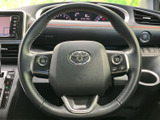 手元のスイッチとメーターを見渡しやすい配置で、運転中も各種機能を確認しやすいステアリングです。握りやすい形状で、日常の運転を支えます。