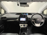 シンプルながら機能性あふれる運転席周りです。使いやすいスイッチ類の配置によりとても運転しやすいですよ。