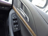 こちらがパワーウインドウのスイッチです。各席の窓をこちらから操作でき、運転席側からは助手席や後席の窓もまとめて操作できます。また、窓の開閉をロックするスイッチも備わっています。
