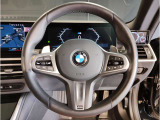 BMWのステアリングはドライバーと車体が一体感に感じれるような操作性を実現しております。また、握りやすさや操作性を向上するためにスイッチ類も配置されております。