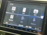 目的地の名称や住所、自宅、電話番号などから検索できるメニューを表示。画面下部にはオーディオや設定の項目も並び、タッチ操作で目的に応じた機能を選びやすい構成です。