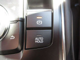 電動パーキングブレーキとAUTO HOLD機能を装備。信号待ちなどでブレーキ操作をサポートし、運転時の利便性を高める装備です。