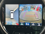 後方映像に加えて車両周辺を俯瞰した表示も選べ、駐車時に周囲の位置関係を確かめるのに便利です。画面上のガイドラインも目安になり、車庫入れや切り返しをサポートします。