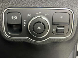 メモリー付きパワーシートが装備されている車両はシートの位置・ドアミラーの角度・ハンドルの位置を3名まで記憶出来ます。
