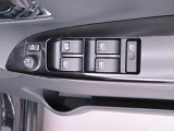 運転席側には 集中スイッチ(全ドアを操作するスイッチ) があり、運転席から乗員全員分の窓をコントロールできます。