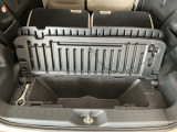 【ラゲージアンダーボックス】転がりやすい小さなお荷物などはこちらのボックスがお役立ち。スペースを有効活用しスッキリした車内空間に!