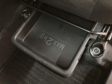 助手席下にも収納スペースがございます♪