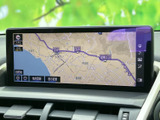 道路や周辺の地名を地図上で確認でき、目的地までの道順を把握する際に便利です。表示変更や地点登録の項目もあり、行き先の確認をしながら日常の移動に活用できます。
