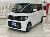 洗練されたフロントマスクと角を活かした端正なボディが印象的。白い車体に黒いフロントパネルが映え、すっきりとまとまった佇まいで、街中でも存在感を感じさせます。