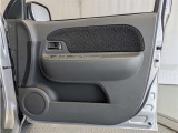 運転席ドア内張はご覧の通り。ドアポケットの収納もバッチリです
