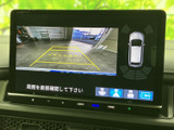 後方の映像と車両周囲の表示を画面で確認でき、駐車時の周辺把握をサポートします。ガイドラインも表示されるため、駐車位置を確認しながら操作しやすい装備です。