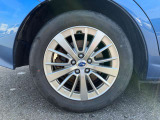 別のタイヤとホイールです。スポークのすき間からブレーキのディスクが見えますよ。