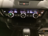 オートエアコンがついてます。左右独立で温度設定のできるデュアルオートエアコンです。パネル内のシートヒータースイッチは前席の左右別々に温度設定ができます。
