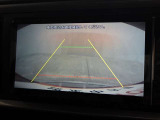バックモニター付き。車両後方の映像をナビ画面に表示し、駐車などの後退操作をサポートします。