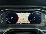 【Digital Cockpit Pro】基本の速度計とタコメーターの表示に加え、中央にドライビングデータやマップなどを少ない視線移動で視認できます。