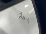 【ブラインドスポットモニター】走行中、ドアミラーの死角になりやすい箇所に後続車が接近するとサイドミラーのレンズに警告を表示!ドライバーに注意喚起をしてくれます。