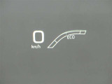 カラーヘッドアップディスプレイ付き。少ない視線移動で情報を確認できるので、運転の疲労軽減に繋がりますよ♪