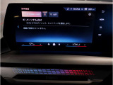 【ⅰドライブナビゲーション】文字情報も鮮明に表示する高解像度カラーディスプレイを採用。視認性に優れた地図デザインと特徴的な建造物を目印にした描写表示で現在位置を把握できます。地図データの更新も可能です