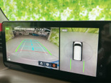 後方映像に加えて車両周辺を上から見た表示も確認でき、駐車時の周囲確認をサポートします。ガイド線も画面に表示されるため、車庫入れや狭い場所での切り返しなど、日常の駐車に役立つ装備です。
