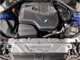【BMWエンジン】革新的なガソリン・エンジン・テクノロジーによる高性能かつ高効率。レスポンスの良いパワーを発揮。常にスムーズな吸気を実現しアクセル開度にダイレクトに反応しドライビングを楽しく演出。