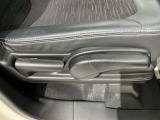 シートハイトアジャスターが付いているので運転姿勢を調整するのに便利ですね。身長に合ったシートポジションは安全運転や疲労軽減にもつながります。