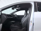 クオリティの高いシートを採用するのは、Audiのクルマづくりの哲学のひとつです。特に座り心地が重要です。体の大きなドイツ人が座っても頑丈な耐久性があります。。しかも肌触りも良く高級家具のようです。