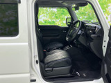 前席は座面と背もたれにゆとりがあり、運転席まわりを見渡しやすいレイアウトです。ドアを開けると乗り降りもしやすく、毎日の通勤から長時間の移動まで落ち着いて過ごせる空間です。