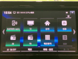 タッチ画面に音楽やテレビ、電話などの項目が並び、使いたい機能を選びやすい構成です。画面上で各メニューを確認でき、日々の移動に合わせて活用いただけます。