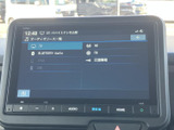 オーディオソースが一覧で表示され、テレビやBluetooth Audio、FM・AMなどから選択できます。項目が画面上で整理されており、使いたい音源を見つけやすい構成です。