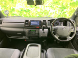 中央に配置された画面と周辺の操作部が見渡しやすく、運転席から確認しやすいレイアウトです。ナビ・オーディオを備え、日々の移動やお出かけを便利にサポートします。