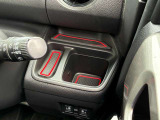 運転席側のドリンクホルダーも目立つ汚れや使用感はなく、キレイな状態です。