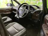 運転席まわりは視界が広く、メーターや前方の様子を確認しやすい配置です。シートにはゆったり座れ、ドア側のスイッチ類も手元にまとまり、毎日の乗車を快適に支えます。