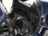 カーペットカラーには「Nero 152(Black)」を採用し、足元を引き締めてインテリア全体の調和を図っています。
