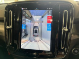 【360&deg;ビューカメラ】4台の高解像度カメラで360度の鳥瞰図を表示。隣の車や壁、死角にある障害物などを画面で確認できるため、狭いスペースでの駐車・出入りも安心です。