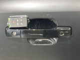 キーのボタンを押したり、キーをドアロックに挿入したりすることなく、車両に乗ることができます。これによりキーを見つけるためにポケットやバッグを探したり、アンロックボタンを押したりする必要が無くなります。