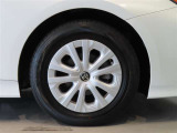 純正のアルミホイール装着車です。タイヤサイズは195/65R15です。