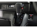 インパネシフトだから視線の移動も少なく足元もスッキリ♪運転席もゆったりしているのでゆとりを持ってドライブできますね!