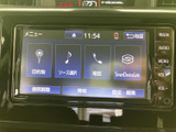 目的地設定や音源選択、電話などのメニューが画面に整理され、必要な項目を見つけやすい構成です。ボタン類も画面脇にまとまり、日常の操作をスムーズに行えます。