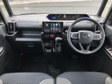 前席からはメーターや中央の画面、シフトまわりまで見渡しやすく、運転席と助手席それぞれの足元にも余裕を感じられる、すっきりとした車内空間です。