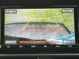 画面には後方の様子と進路の目安が表示され、駐車時の確認をサポートします。周囲を直接目視しながら、車庫入れや後退時に活用できる装備です。