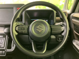 手元に複数のスイッチを備え、運転中に視線を大きく移さず操作しやすい配置です。握りやすい形状で、毎日の運転を快適にサポートします。