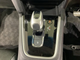 自然に手が届く距離に配置されたシフトレバー。