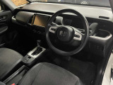 運転席側から見たインパネです。正面にハンドル、真ん中に画面があります。