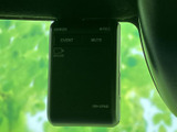 運転席付近に記録機器が設置され、録画状態やイベント操作に関する表示を確認できます。ボタンの表示が見やすく、必要な操作へアクセスしやすい配置。日々の運転を支える装備のひとつです。