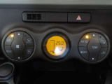 オートエアコンです。車内を設定温度に保ち、快適空間をキープします。
