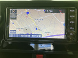 周辺の道路や目印が画面いっぱいに表示され、現在地を確認しながら目的地までの道順を把握できます。縮尺変更や地点登録などの案内も見やすく、普段のお出かけに役立ちます。
